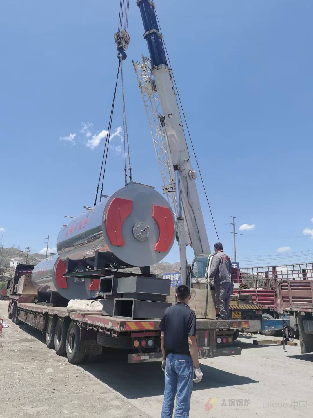 2台6吨蒸汽锅炉发往青海红十字医院，正在卸车中1.jpg